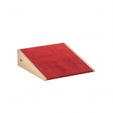 Plateforme inclinée pente d'inspiration Pikler - avec tapis rouge