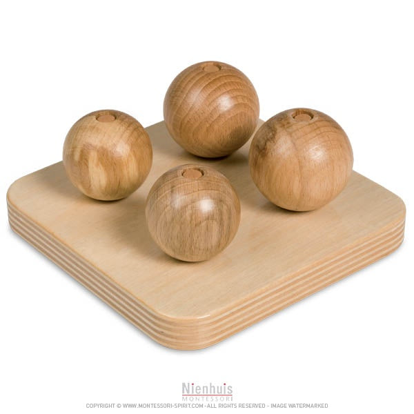 Image of Boules-en-bois-sur-tiges-verticales