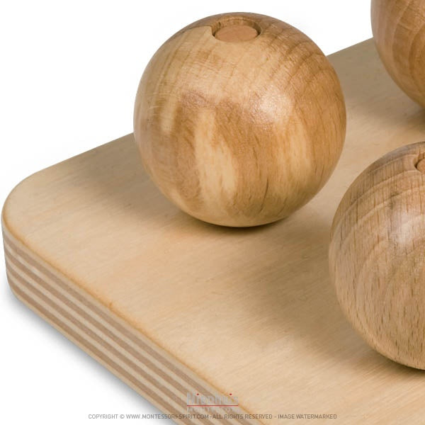 Image of Boules-en-bois-sur-tiges-verticales