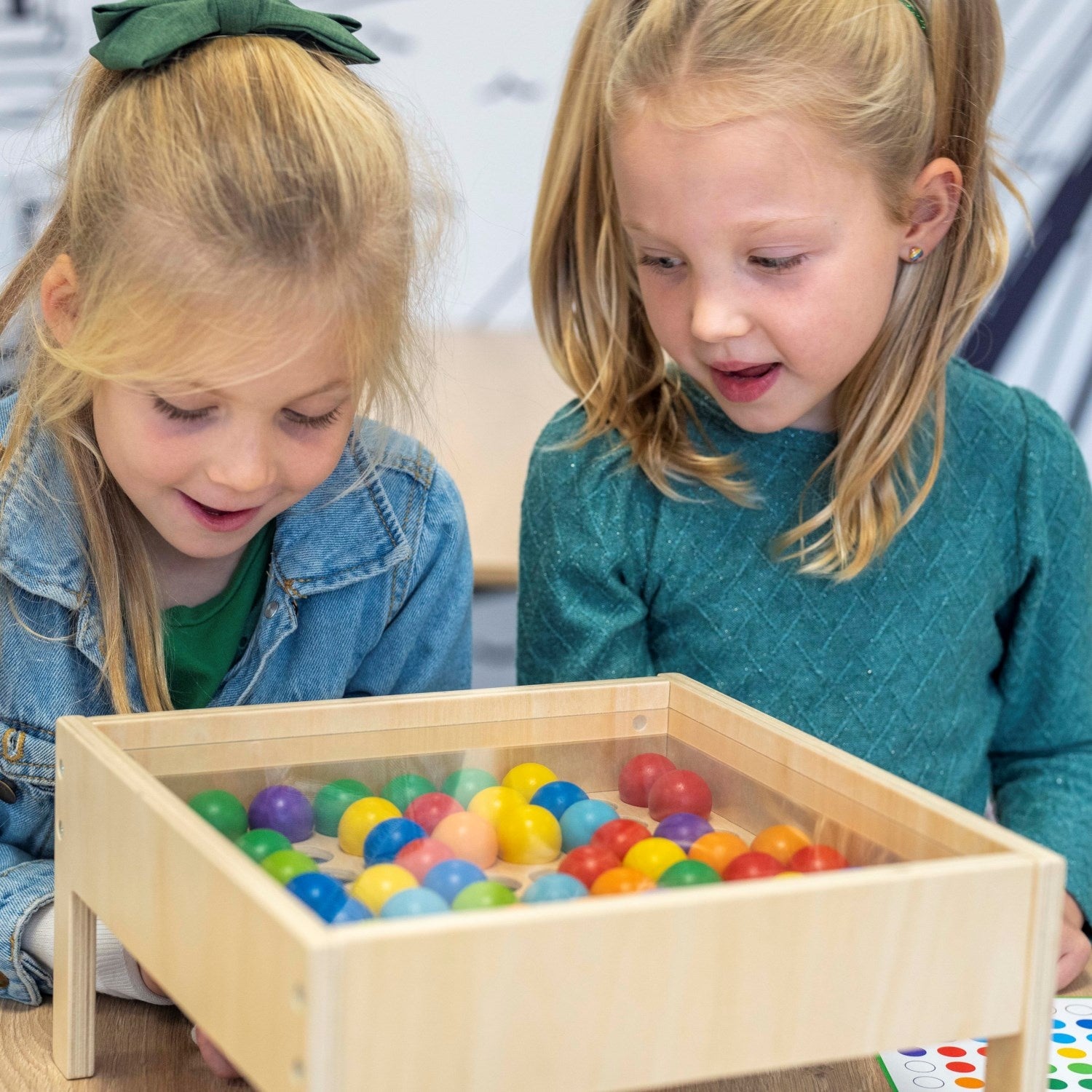 Table de mosaïque avec boules colorées