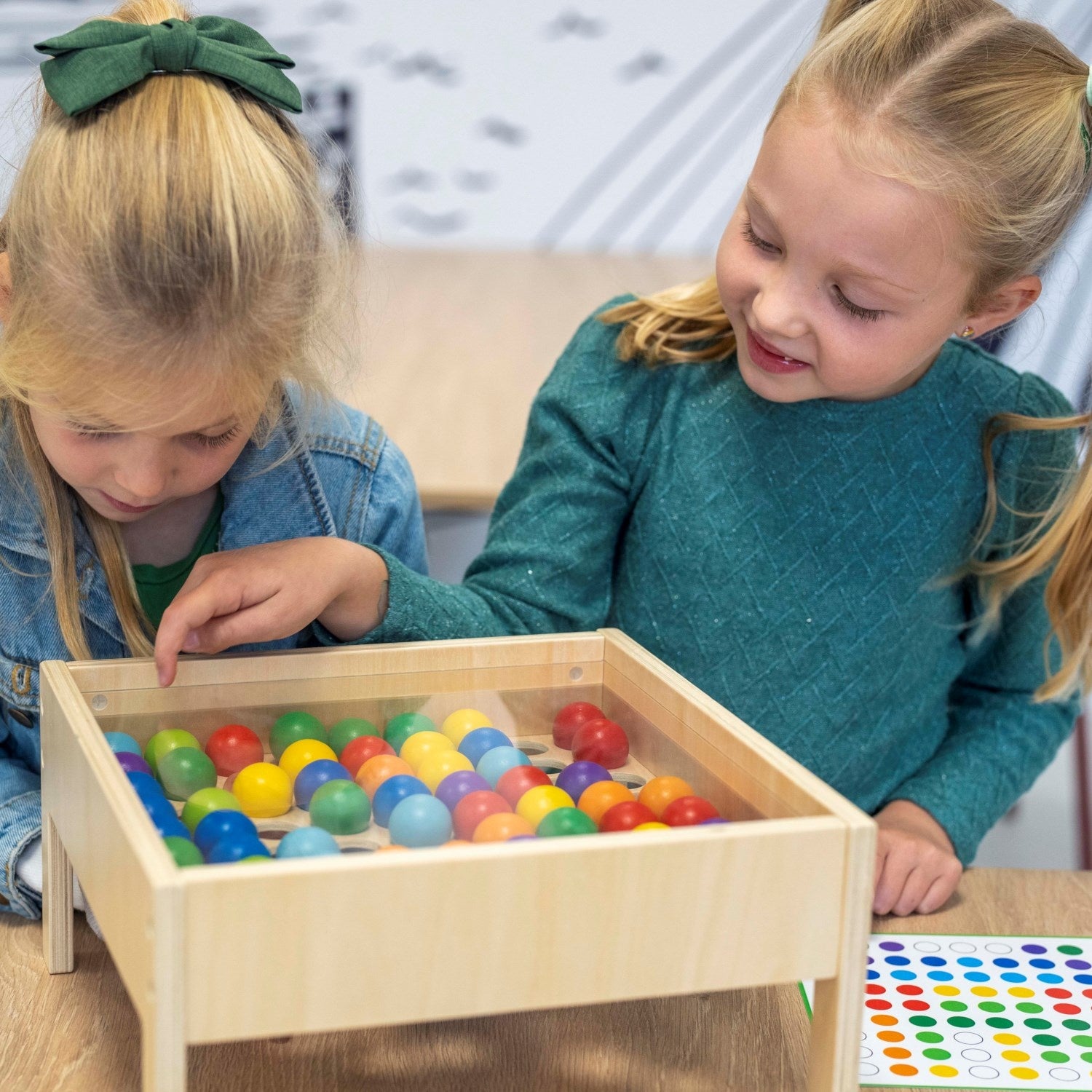 Table de mosaïque avec boules colorées