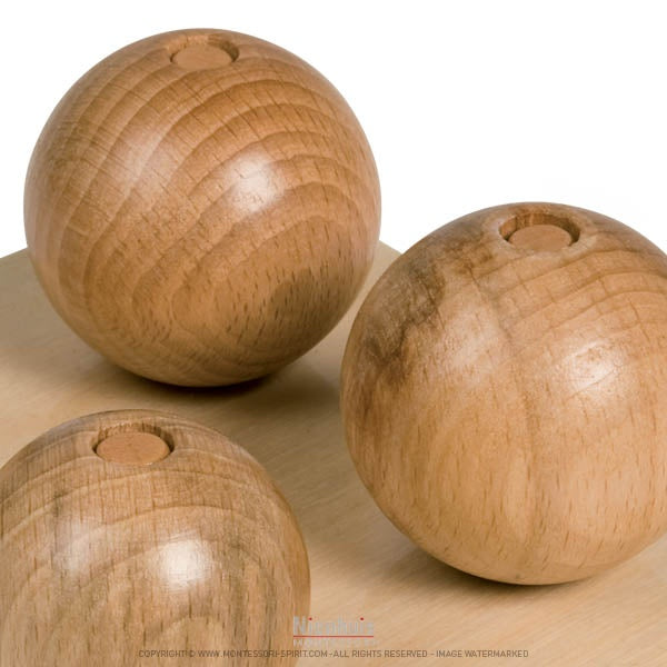 Image of Boules-en-bois-sur-tiges-verticales